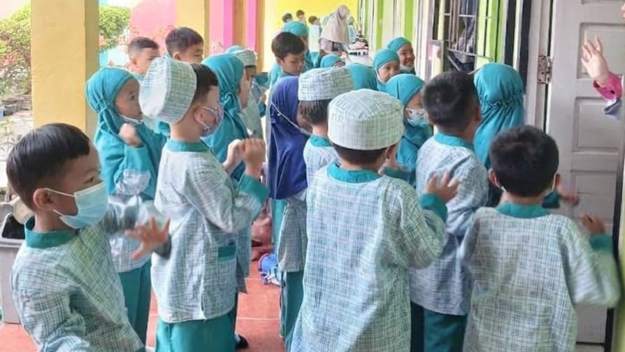 Siswa TK IT Al Hasanah Prabumulih Gunakan Masker Saat Rutinitas Pagi
