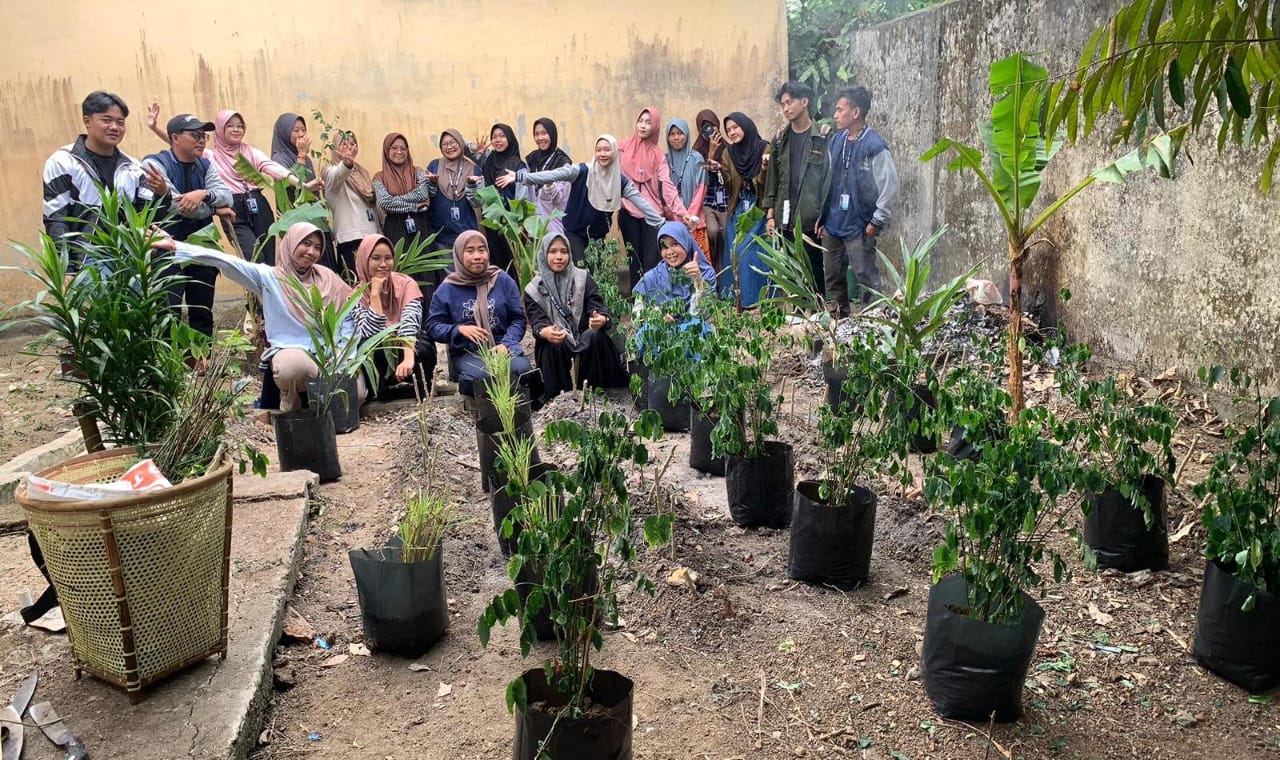 Mahasiswa KKN Sulap Kantor Kelurahan Jadi Area Penghijauan dan Bantu Anak Stunting di Sungai Medang