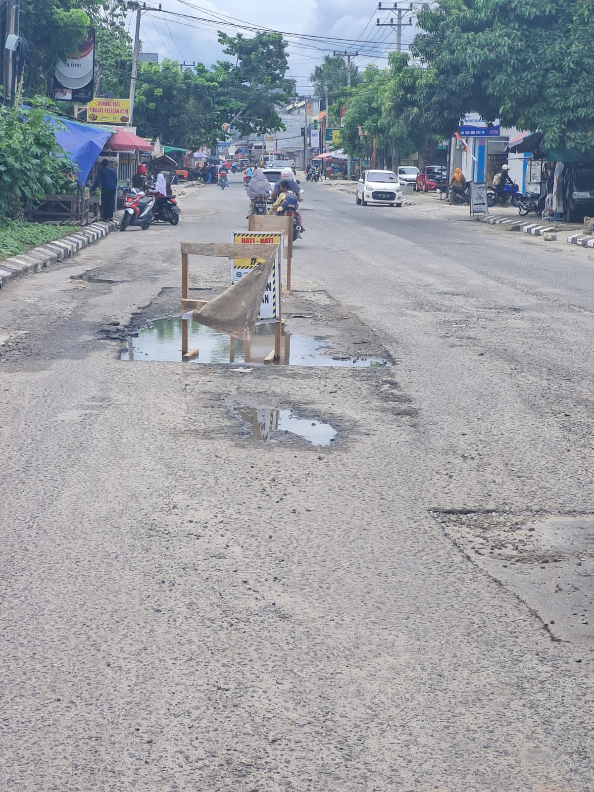 Keluhkan Lubang Jalan Padat Karya, Sudah Digali Belum Diperbaiki