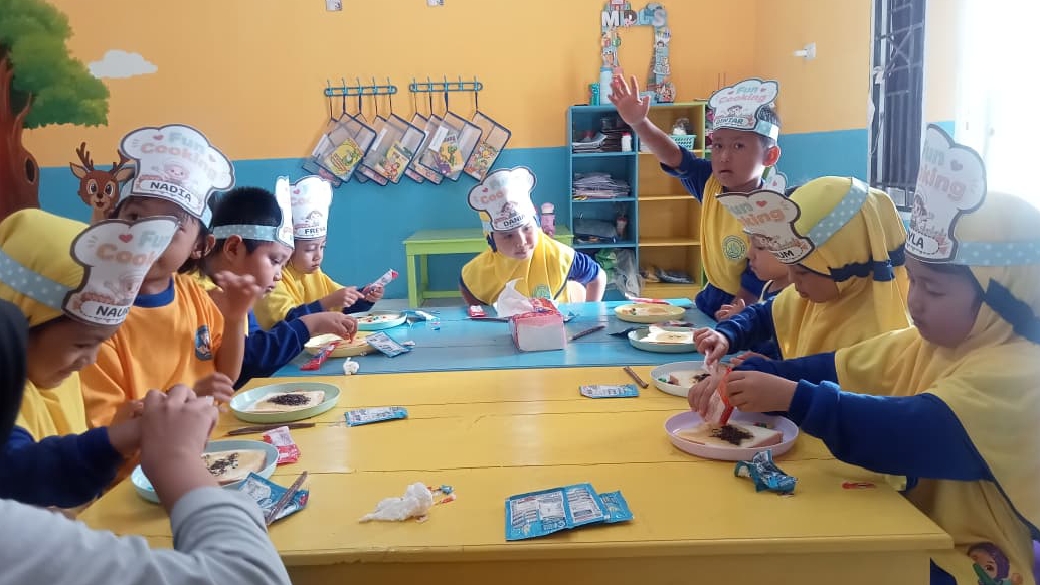 Siswa TK IT Shoutul Quran Antusias Ikuti Fun Cooking
