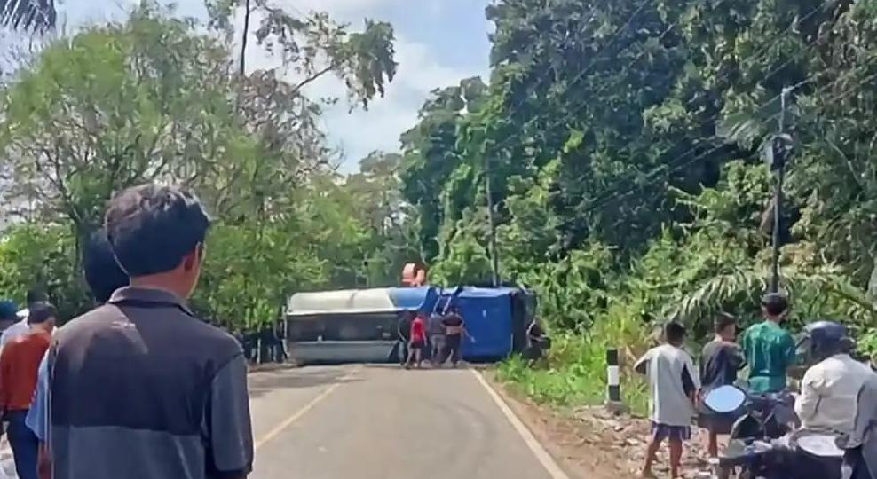 Truk Tangki BBM Terguling, Jalintas Muara Enim–Prabumulih Lumpuh Total hingga Berjam-jam
