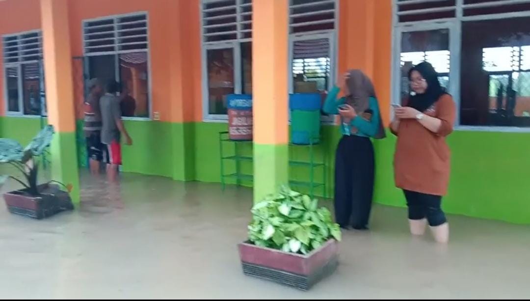 Sekolah di Prabumulih Kebanjiran, Siswa SDN 82 Belajar dari Rumah 