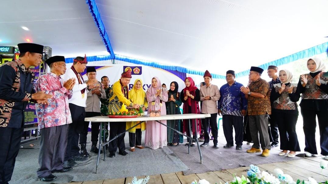 Sedekah Adat Warnai HUT ke-349 Kelurahan Sindur di Prabumulih