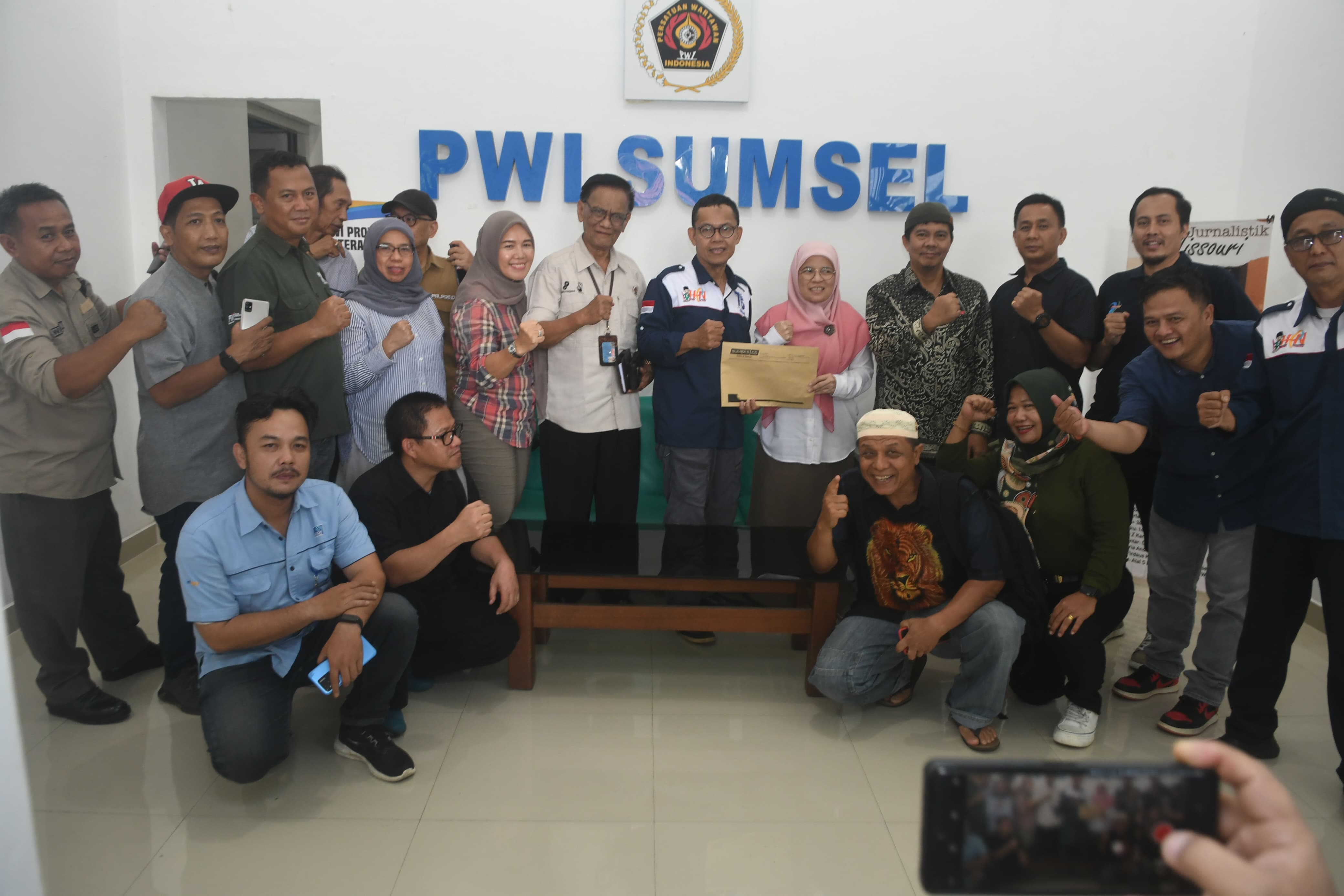 Direktur - GM Sumatera Ekspres Group Kompak Hantar Dwitri Kartini Daftar Ketua PWI Sumsel 