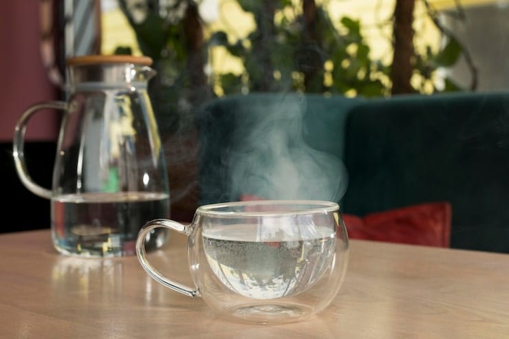 Minum Air Hangat Kuku Setiap Bangun Pagi, Benarkah Memberikan Banyak Manfaat Kesehatan?