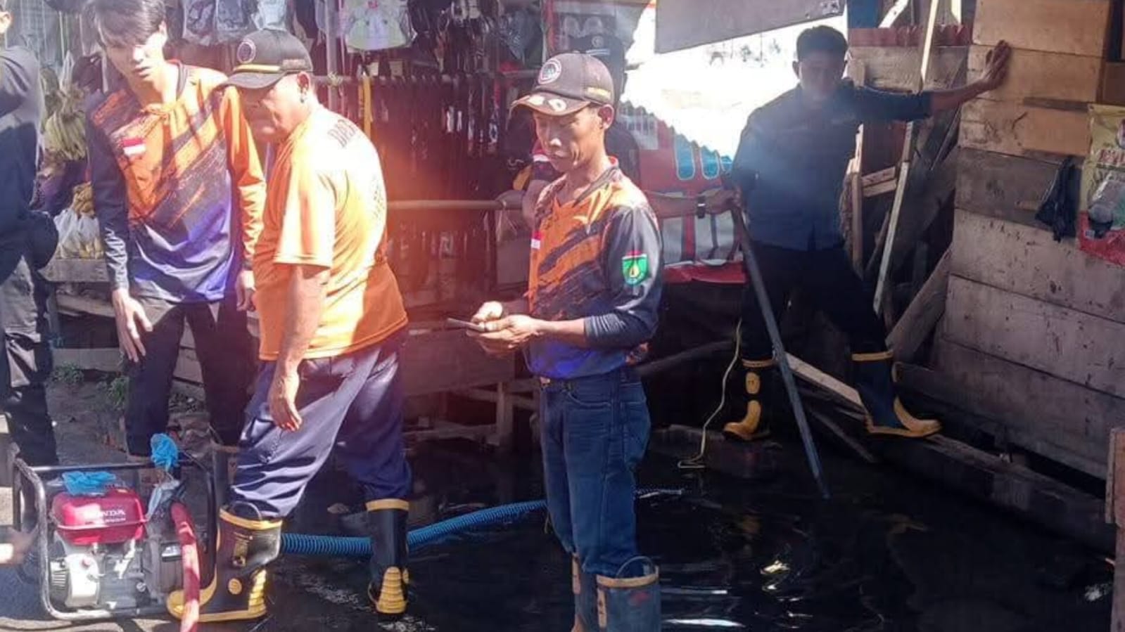 Pemkot Prabumulih Turun Tangan, Tumpukan Sampah di Belakang Pasar Dibersihkan