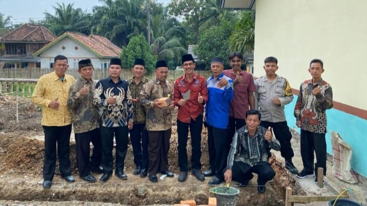 Pemdes Tanjung Menang dan Guru SDn 64 Prabumulih Swadaya Bangun Mushola Sekolah