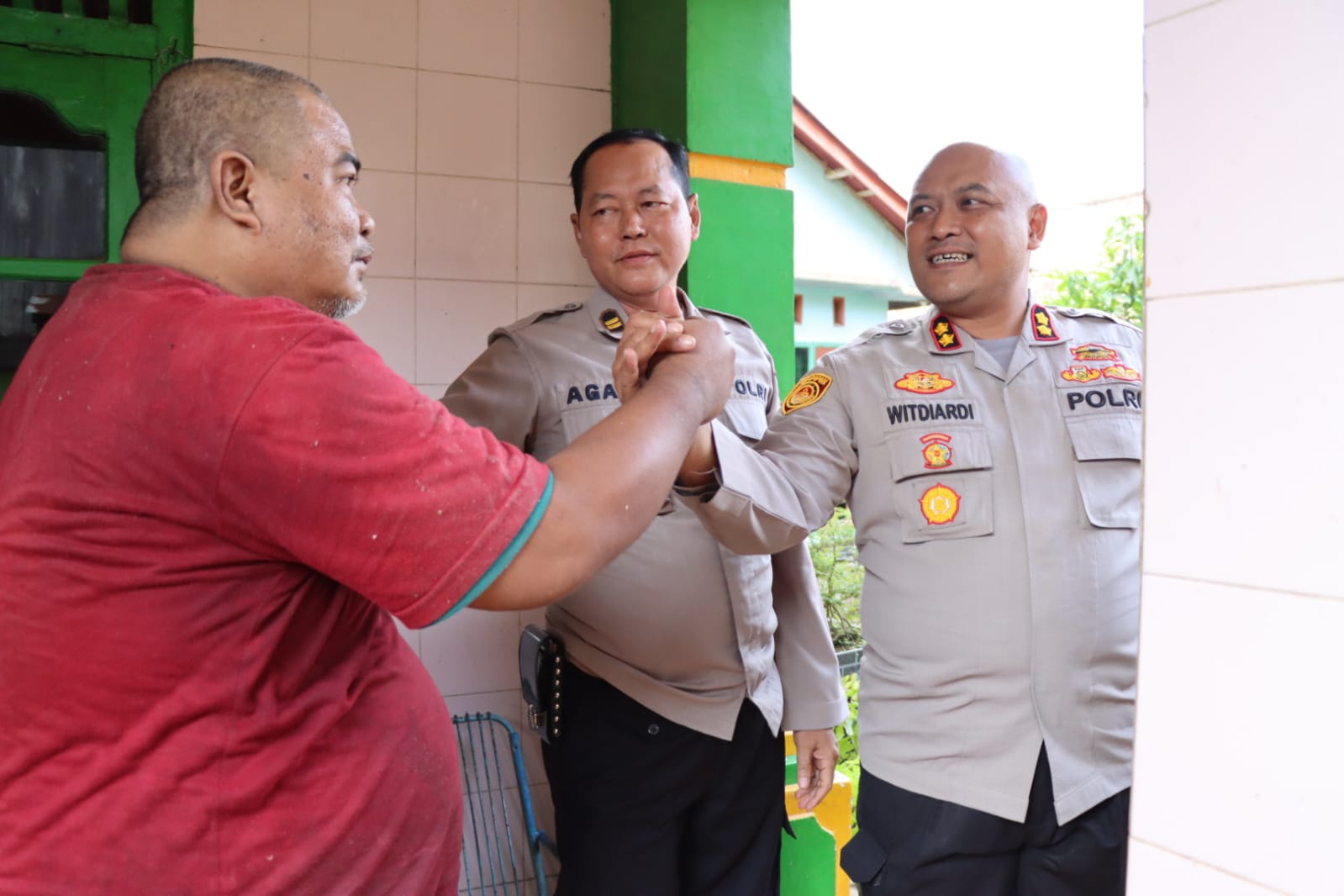 Besuk Personel Sakit, Kapolres Beri Motivasi Semangat Agar Sembuh