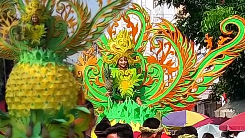 Keren! SMP Negeri 1 Prabumulih Bawa Nanas Raksasa saat Karnaval 