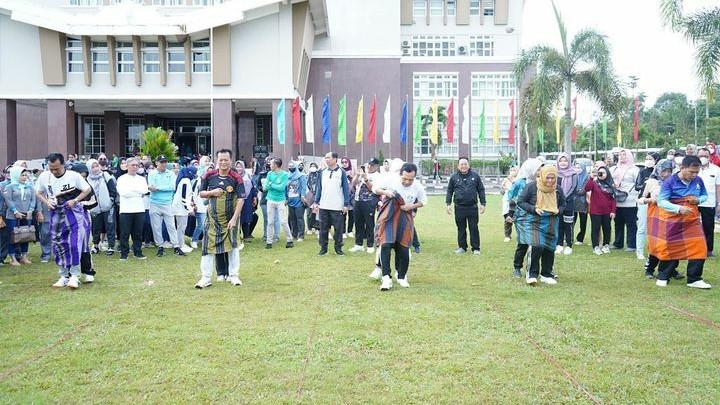 Lomba Permainan Tradisional Bagi Pegawai