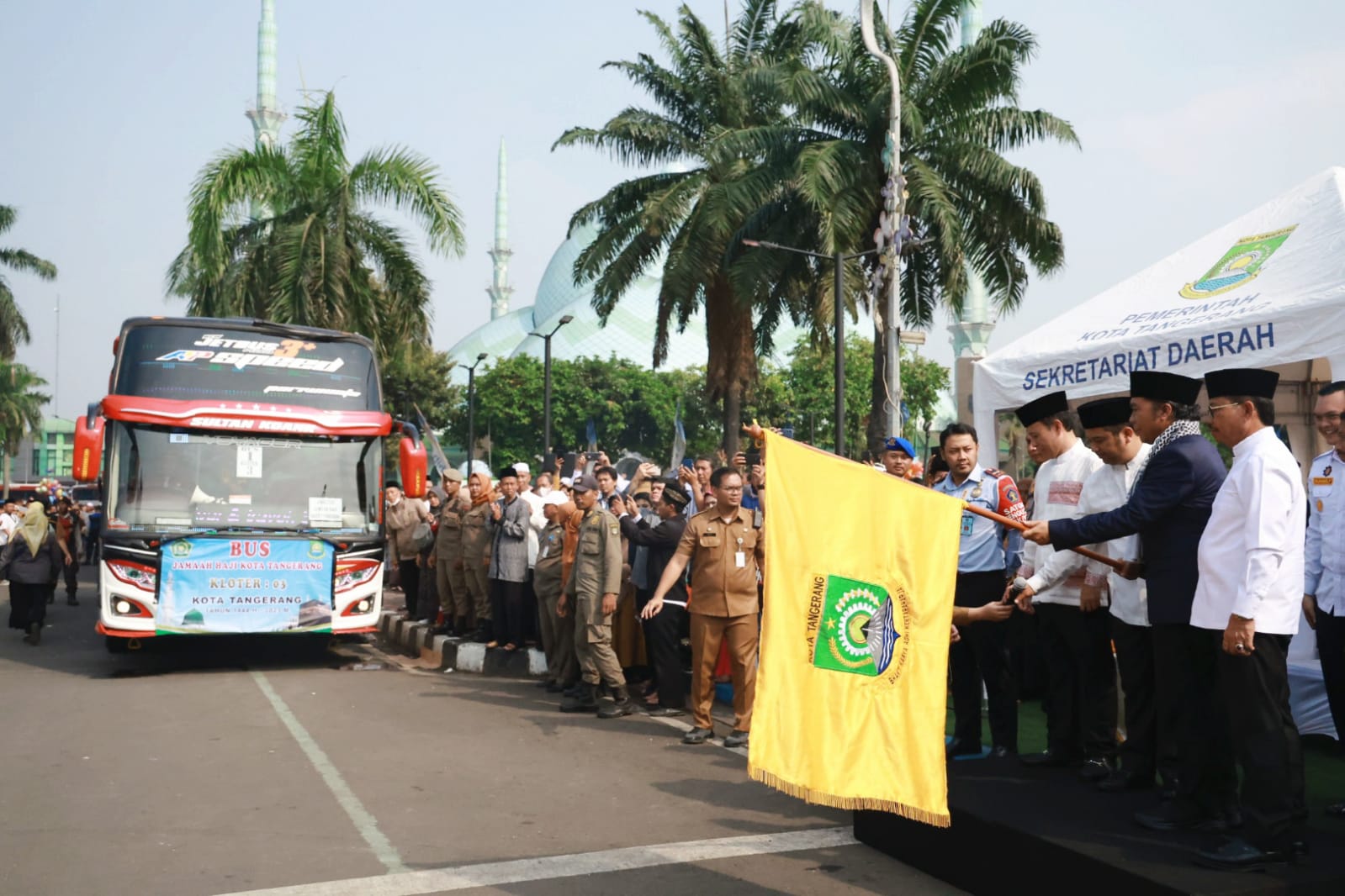 Pj Gubernur Al Muktabar Lepas Jamaah Calon  Haji Kloter Pertama Provinsi Banten, Ini Pesannya