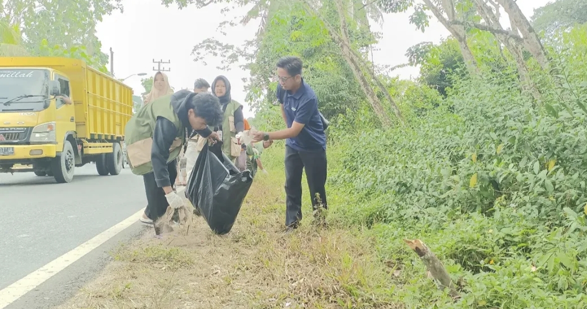 Kepala Desa Karangan Pimpin Gotong Royong Massal, Perusahaan hingga Mahasiswa KKN Turun Tangan