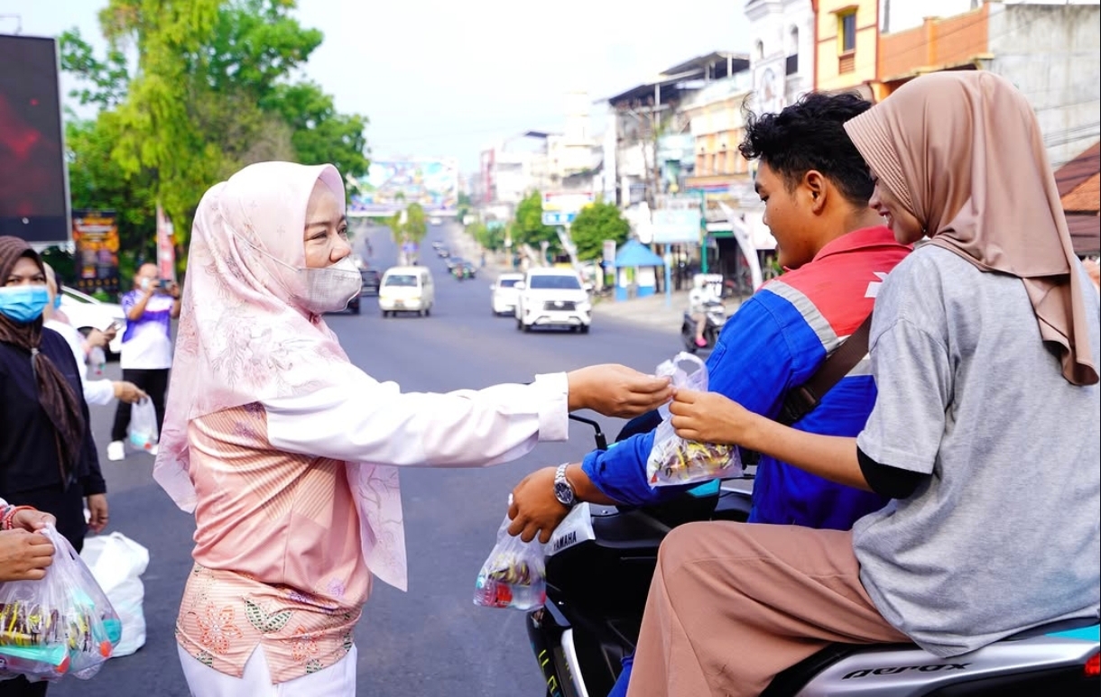 Peduli Dampak Kabut Asap, TP PKK dan DWP Prabumulih Bagikan Masker Gratis