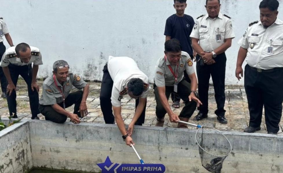 Rutan Prabumulih Hadirkan Program Produktif, Panen Lele hingga Tanam Pakcoy