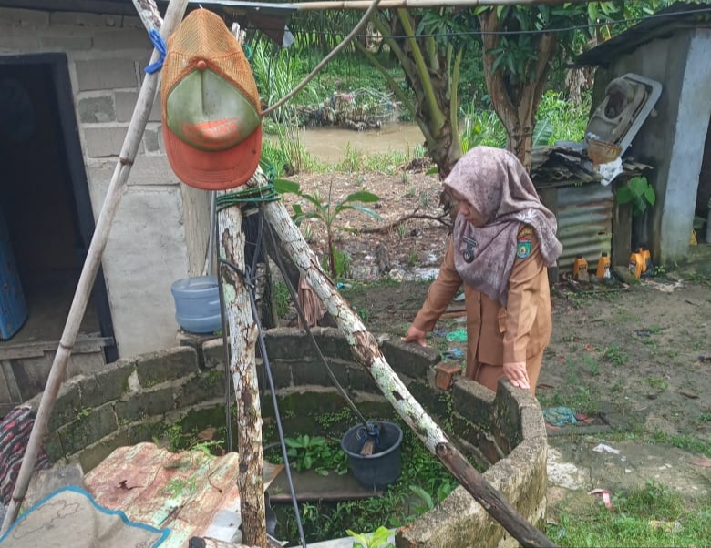 Dampak Tumpahan Minyak Mentah di Sungai Kelekar Prabumulih, Lurah Cek Sumur Warga yang Tercemar