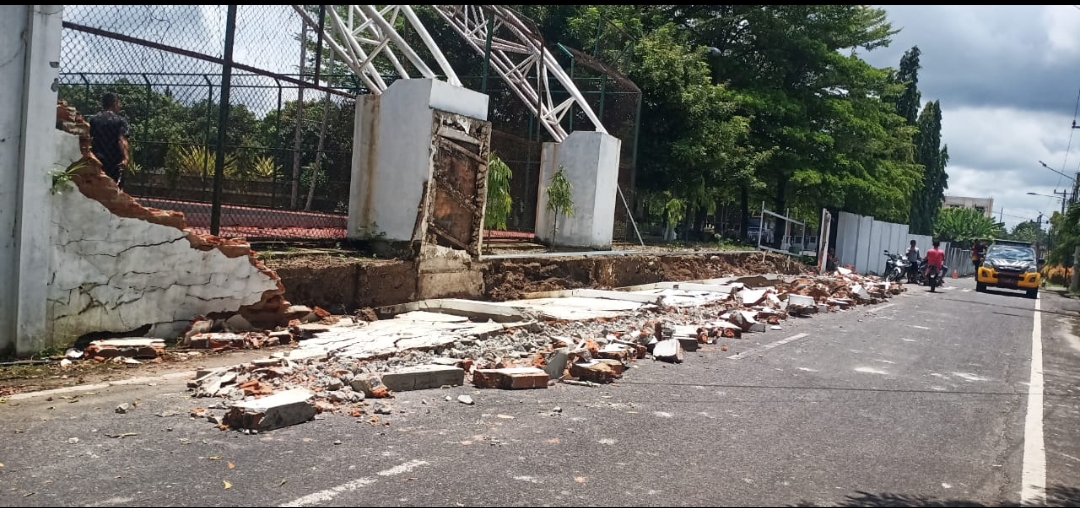 Hujan Deras, Tembok Pagar Rumdin Wako Prabumulih Roboh 