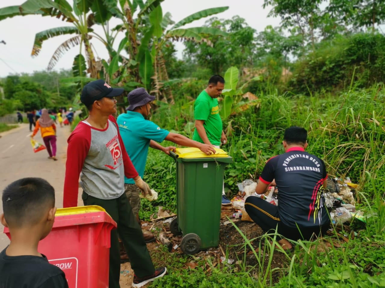 Wujudkan Desa Rapi dan Bersih, Sinar Rambang Adakan Pungut Sampah
