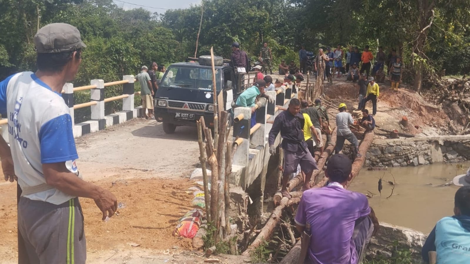 Warga Desa Pangkul Gotong Royong Perbaiki Jembatan Tertimpa Longsor