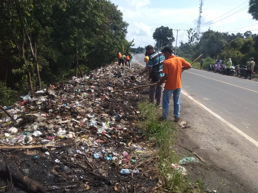Warga Buang Sampah di Luar Kontainer, Kontainer di TPS Tanjung Rambang 
