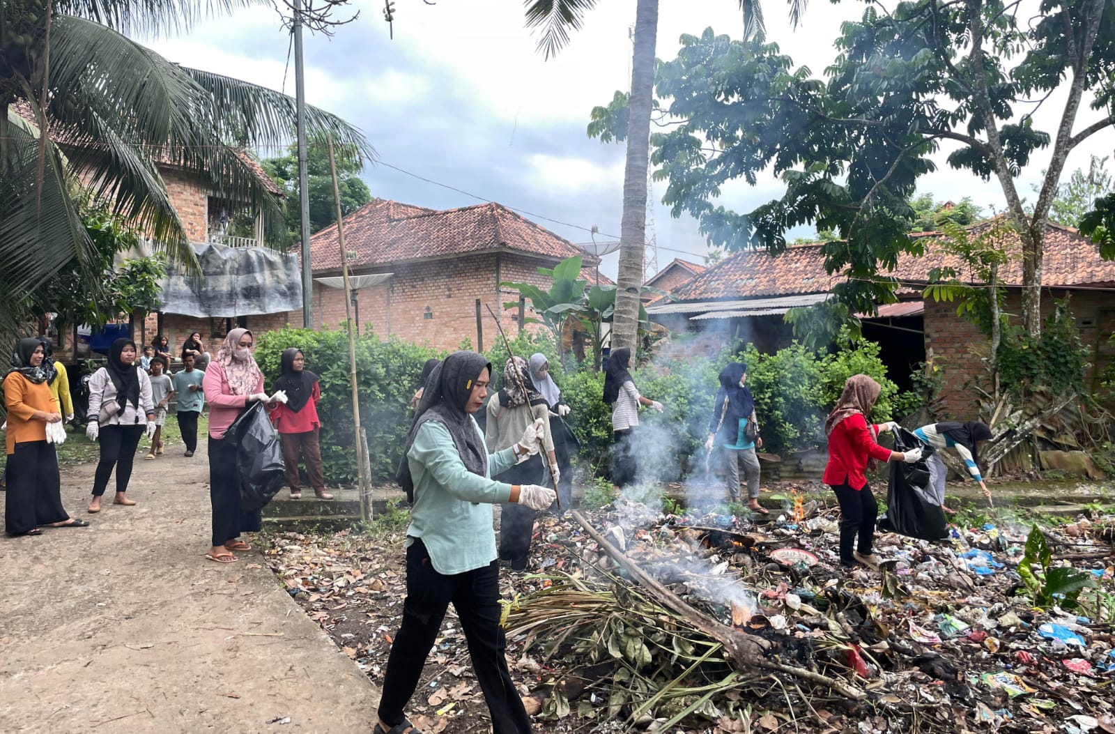Gotong Royong Bersihkan Sampah, Desa Karangan Jadi Contoh Peduli Lingkungan
