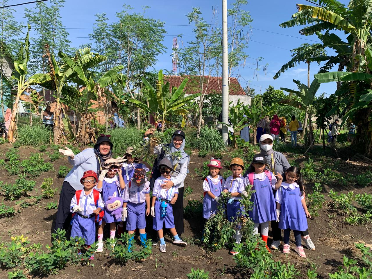 Keceriaan Anak-anak Palmkids dalam Field Trip ke Kebun Sayuran