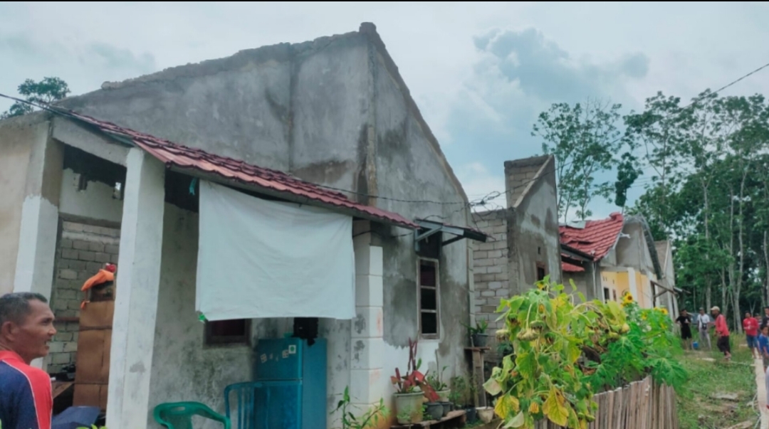 Rumah Komunitas Korban Puting Beliung di Prabumulih Belum ada Perbaikan, Sebagian Bertahan - Ngungsi 