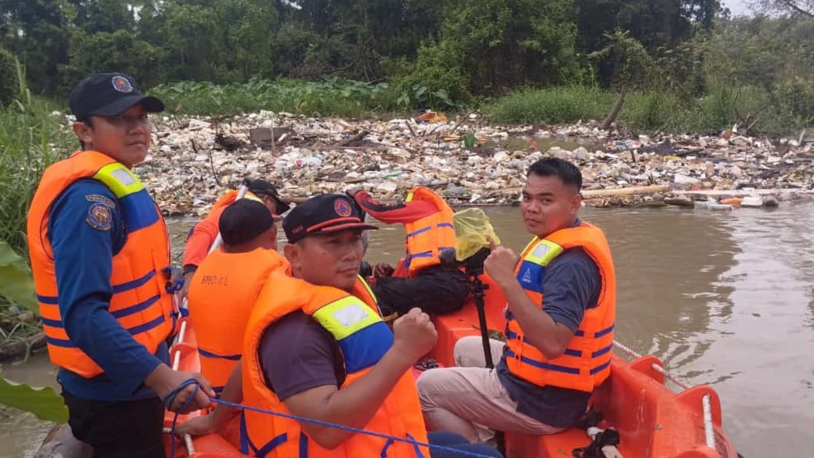 BPBD Prabumulih Telusuri Sungai Kelekar, Temukan Tumpukan Sampah Puluhan Meter