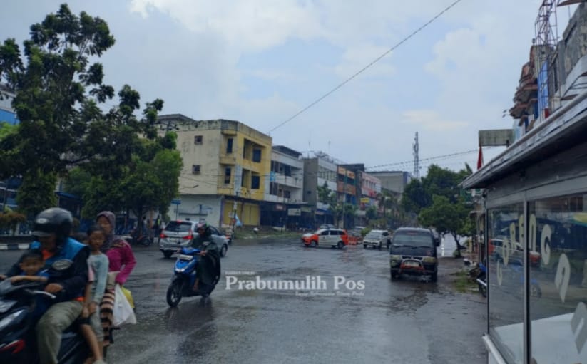 Kota Prabumulih Diguyur Hujan di Awal Tahun 2025, Warga Berharap Rezeki Mengalir Lancar