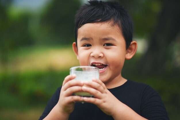 Cara Efektif Membujuk Anak Agar Mau Minum Susu Setiap Hari, Apa Saja?