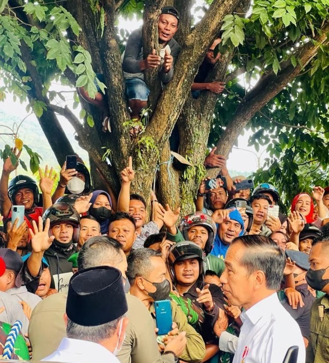 Berlari Kejar Jokowi: HP Rusak, Siswi SMA Ini  Pulang Dapat Amplop