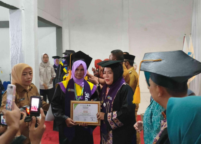 115 Lansia di Prabumulih Diwisuda, Bukti Semangat Belajar Tak Kenal Usia