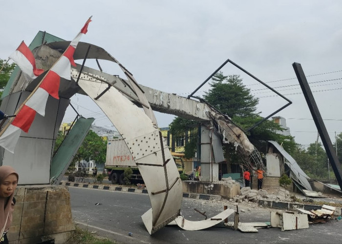 Truk Kontainer Hantam Gerbang Selamat Datang Prabumulih, Lalu Lintas Terpaksa Alihkan