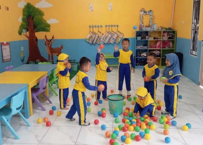 Jumat Ceria di TK IT Shoutul Quran Prabumulih, Bola Pintar Jadi Permainan Edukatif Anak