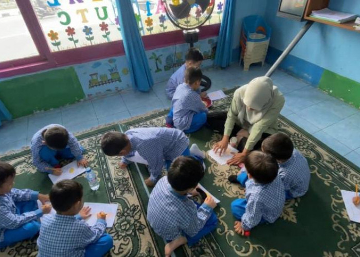 TK Ladas Berendai Ciptakan Pembelajaran Menyenangkan, Kolase Jadi Media Asah Motorik Anak