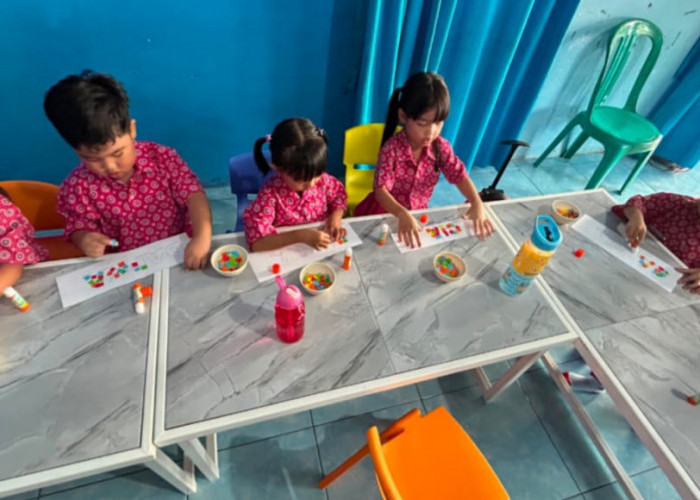 Siswa TK Ladas Berendai Prabumulih Latih Motorik dan Kreativitas Melalui Kolase Nama