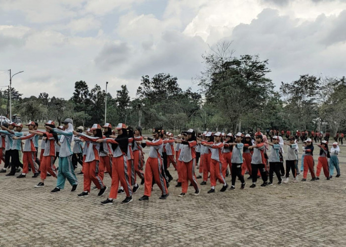 Mantapkan Persiapan Lomba Gerak Jalan, Tiga Sekolah Latihan di Islamic Center Prabumulih 