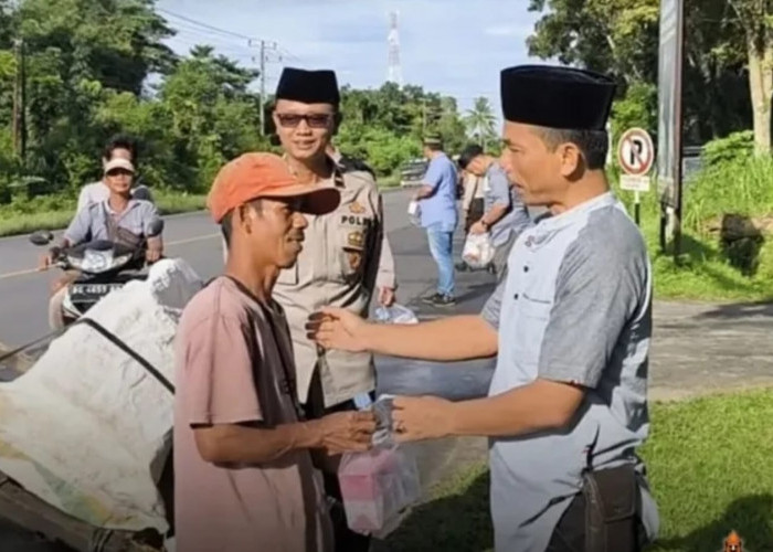 Kepedulian Sosial Polres Prabumulih: Berbagi Takjil kepada Pengendara