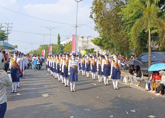 Gerak Jalan HUT RI ke-81: SMP Negeri 1 Prabumulih Suguhkan Variasi Menarik