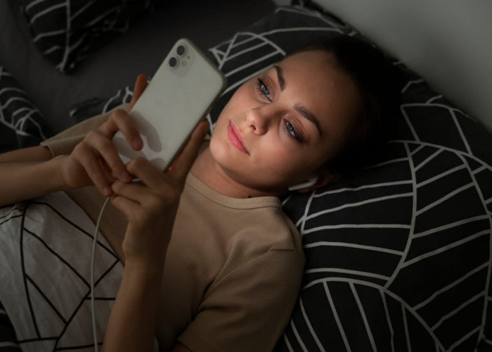 Waspada! Ini 4 Dampak Negatif Sering Gunakan Smartphone Menjelang Tidur