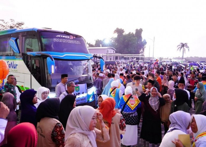Wali Kota Arlan Lepas 169 Jemaah Haji, Tiap Jemaah Dapat Uang Saku Rp1 Juta