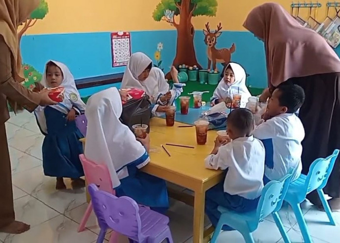 Ajarkan Arti Berbagi Sejak Dini, Siswi TK IT Shoutul Quran Prabumulih Bagikan Bingkisan