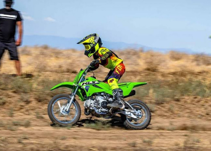 Kawasaki KLX110R L 2026 vs Honda CRF110F, Lebih Pilih Motor Trail Mana?