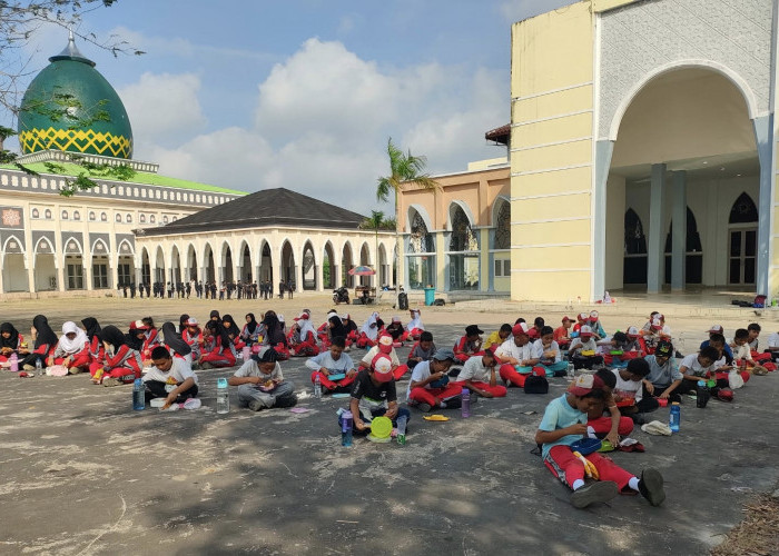 Halaman Islamic Center Prabumulih Disulap Jadi Arena Latihan Gerak Jalan Pelajar