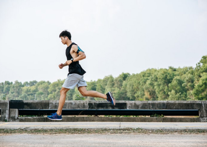 Jangan Asal Beli! Ini 6 Tips Memilih Sepatu Lari untuk Pemula