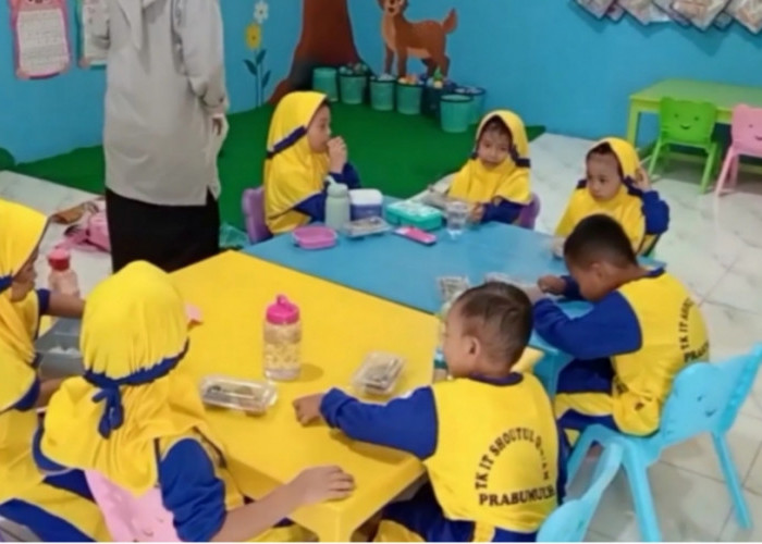 Jumat Sejahtera TK IT Shoutul Quran, Wali Murid Kompak Berbagi Makanan dan Tanamkan Kepedulian