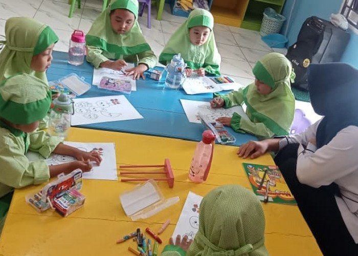 TK IT Shoutul Quran Prabumulih Dorong Kreativitas Siswa Lewat Mewarnai dan Mengenal Huruf