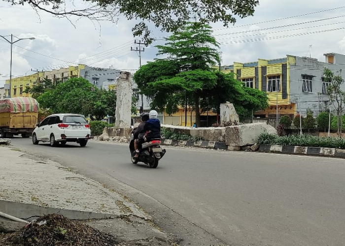 Tiga Bulan Pasca Tabrakan, Gerbang Ikon Kota Prabumulih Belum Diperbaiki