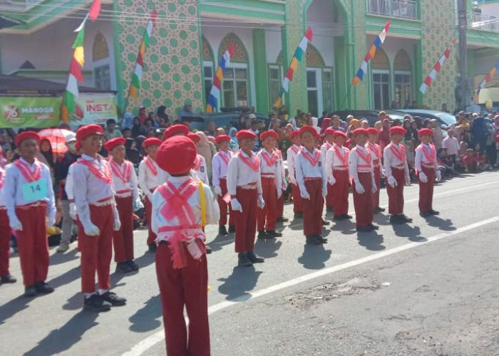 Ganteng Cowoknyo Cantik Ceweknyo! Yel Yel SDN 14 Semende Darat Laut Bikin Penonton Senyum