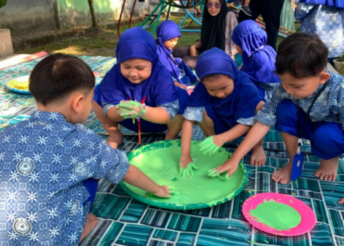 TK IT Al-Hasanah Suguhkan Pembelajaran Kreatif Lewat Eksplorasi Basah