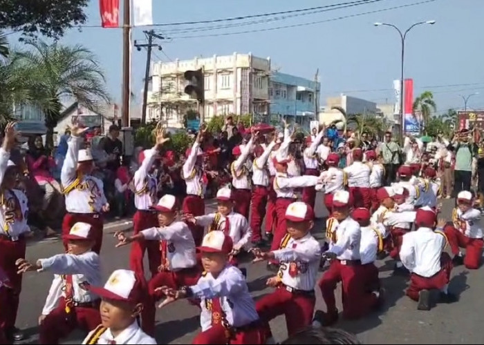 Atraksi SDN 39 Prabumulih Kreatif dan Lucu, Gerak Jalan di Prabumulih Jadi Perhatian Warga